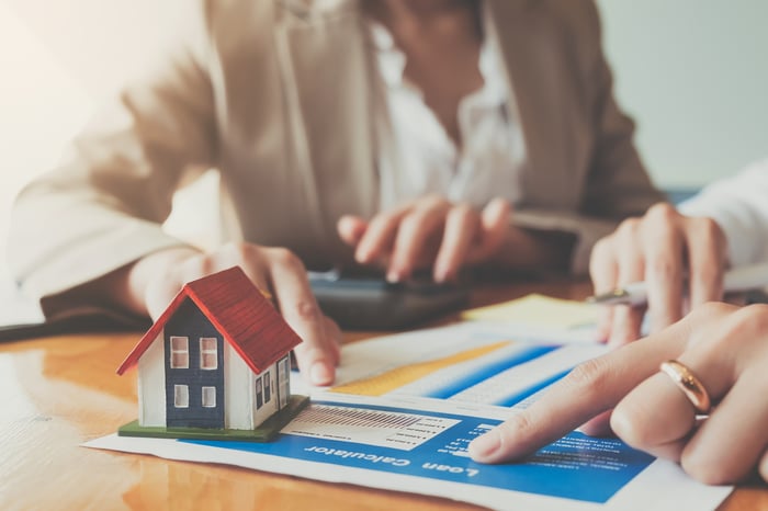 Picture of a couple getting a mortgage